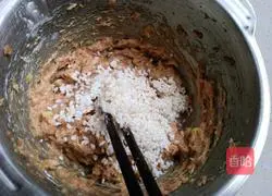 Illustration of how to make pearl meatballs 5