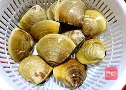 Illustration of how to make white clam and garlic pasta 2