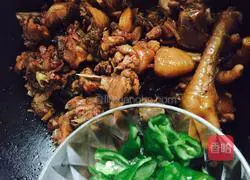 Illustration of home-style braised spicy chicken 9