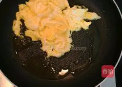 Illustration of how to make scrambled eggs with black mushrooms 4