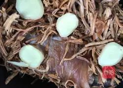 Pork knuckles Illustration of how to stew dried bamboo shoots 6