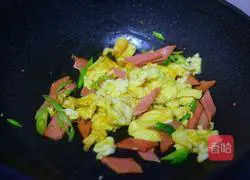 Illustration of how to make ham and scrambled eggs 6