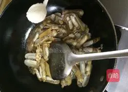 Illustration of how to fry razor clams 9