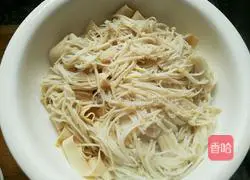 Illustration of how to make spicy boiled fish 11