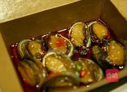 Illustration of how to cook small seafood in sauce 1