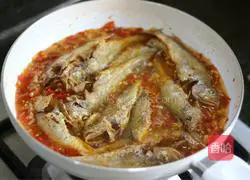 Hunan style small yellow croaker recipe illustration 7