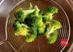 Illustration of how to make fried shrimps with broccoli 8