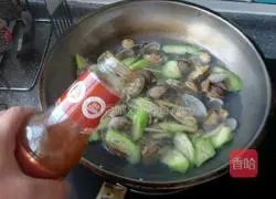 Illustration of how to make clam and loofah soup 6