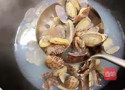 Illustration of how to make clams and wakame vermicelli in a pot 3