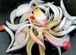 Illustration of how to stir-fry shredded pork with green peppers and onions 4