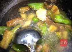 Illustration of how to cook eggplant stewed with potatoes 9