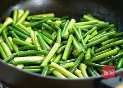 Illustration of how to make fried meat with garlic moss 6