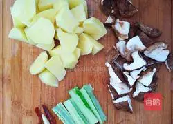 Illustration of how to make ground pot chicken 1