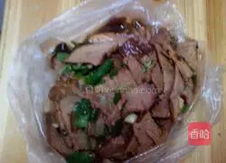 Illustration of how to make twice-cooked pork with double peppers 1