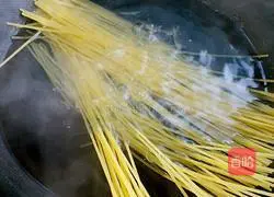 Illustration of how to make tomato bacon pasta 2