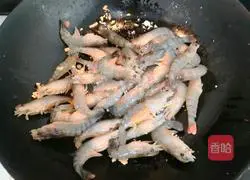 Illustration of how to make finger-sucking prawns with garlic and ginger 9