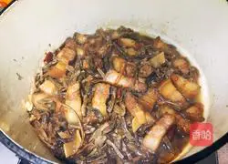 Illustration of how to make braised meat with dried beans 18