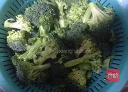 Illustration of how to cook broccoli in tomato sauce 1