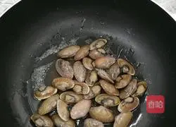 Illustration of how to make fried clams with loofah 2