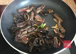 How to stir-fry sea cucumbers with green onions Illustration 8