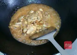 Illustration of how to make spicy stir-fried bullfrog 6