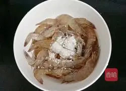 Illustration of how to make salt and pepper shrimp 5