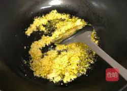 Illustration of how to make minced garlic 3