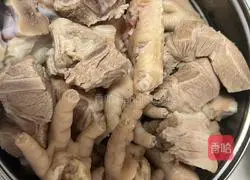 Pig trotters Illustration of how to make pork ribs and prawns in pot 1