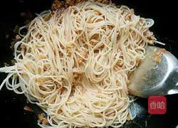 Illustration of how to make fried rice noodles with tomato sauce 7