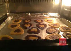 Illustration of how to make heart-shaped two-color cookies 16