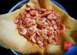 Illustration of how to eat two small river shrimps 8