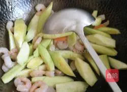 Illustration of how to make stir-fried shrimps with loofah 6