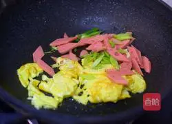 Illustration of how to make ham and scrambled eggs 5