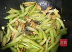 Illustration of how to make fried meat with celery 14