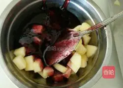 Illustration of how to make apple-flavored blueberry mashed potatoes 4