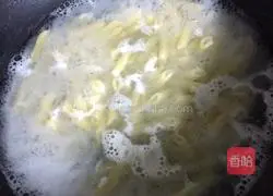 Illustration of how to make hollow pasta 3