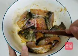Illustration of how to make baked grass carp in casserole 2