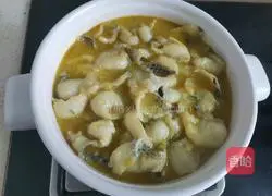 Illustration of how to make pickled fish in golden soup 10