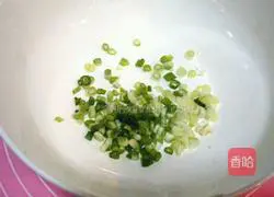 Illustration of how to make thin-crusted shepherd's purse dumplings with large fillings 3