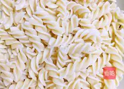 Illustration of how to make screw pasta 2