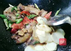 Illustration of how to make twice-cooked potato pork 14
