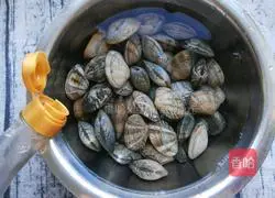 Illustration of how to steam clams with wine 2
