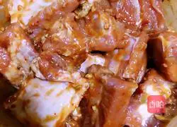 Illustration of how to make Sichuan-style steamed pork ribs 4