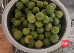 Illustration of how to make green plum wine 1