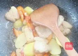 Illustration of how to cook twice-cooked pork and potato slices 6