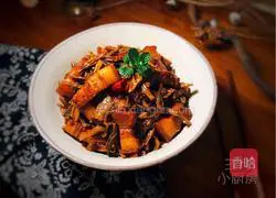 Illustration of how to make braised meat with dried beans 19