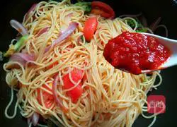 Illustration of how to make vegetarian fried pasta 9