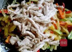 Illustration of how to stir-fry shredded pork with Hangzhou pepper and pickled mustard 12