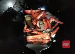Illustration of how to stir-fry bacon with green bamboo shoots 5