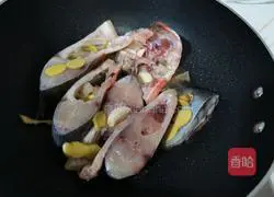 Illustration of how to make fried and braised red pomfret 4